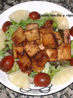 Una foto de Ensalada templada con tofu marinado