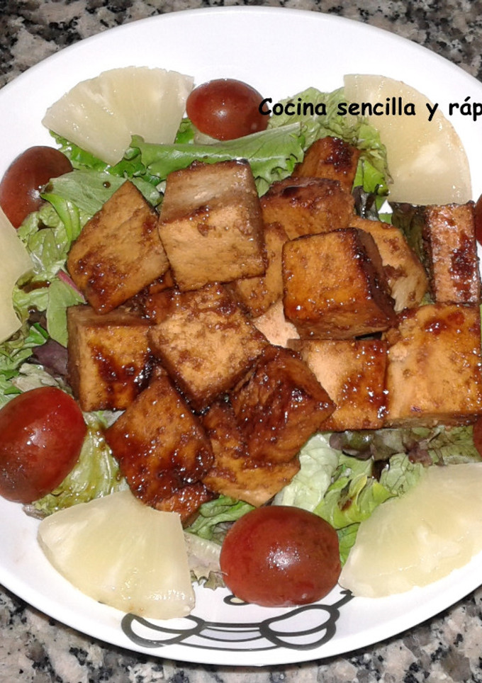 Una foto de Ensalada templada con tofu marinado