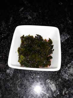 Una foto de Ensalada de algas wakame con semillas de amapola