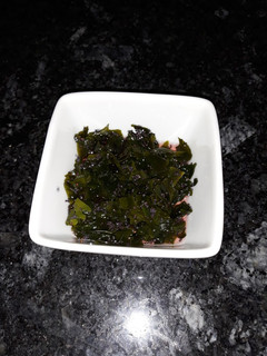 Una foto de Ensalada de algas wakame con semillas de amapola