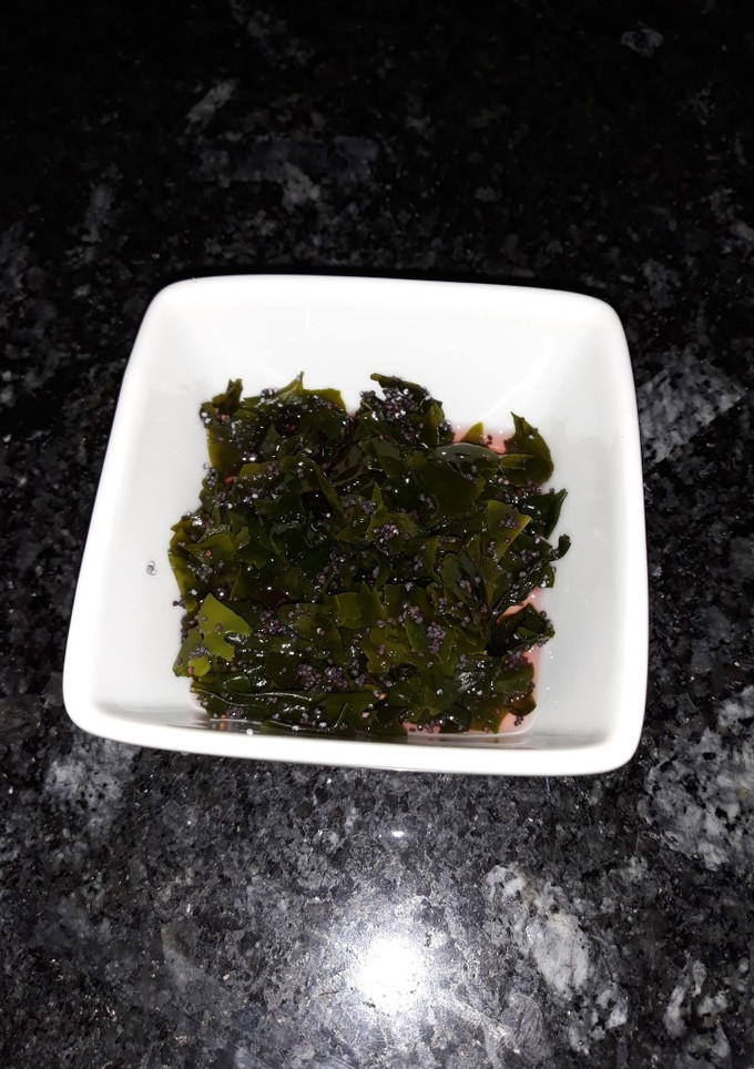 Una foto de Ensalada de algas wakame con semillas de amapola