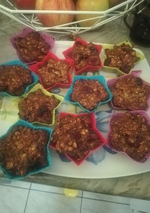 Zabpelyhes muffin meggyel és banánnal recept fotója