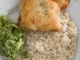 Peixe panado com arroz branco e brócolos cremosos