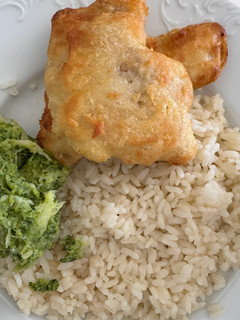 Foto de Peixe panado com arroz branco e brócolos cremosos