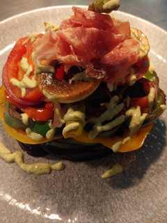 Una foto de Verduras a la parrila con jamón ibérico y salsa mojo picante