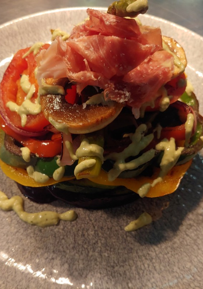Una foto de Verduras a la parrila con jamón ibérico y salsa mojo picante