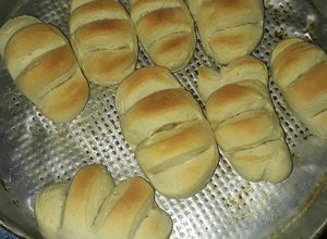 Una foto de Pan casero con aceite y levadura