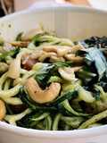 Noodles de courgette com caju e tofu salteado