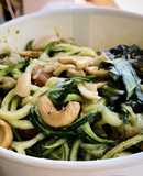 Noodles de courgette com caju e tofu salteado