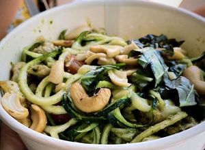 Foto de Noodles de courgette com caju e tofu salteado
