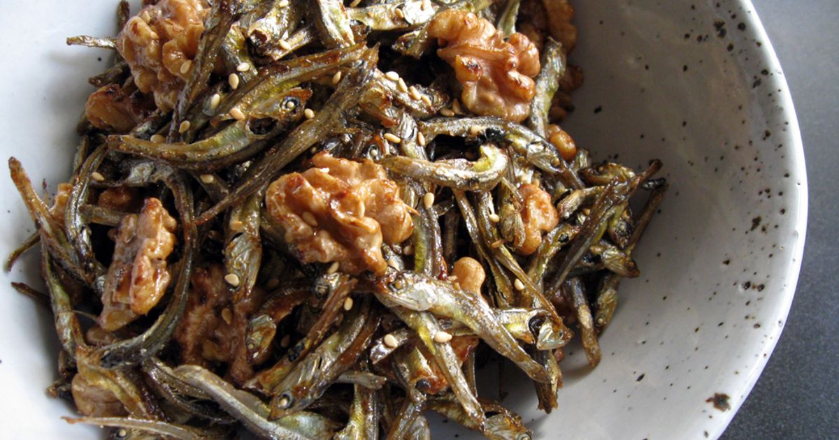 Scrumptious Dried Sardines & Walnuts Recipe by Hiroko Liston - Cookpad