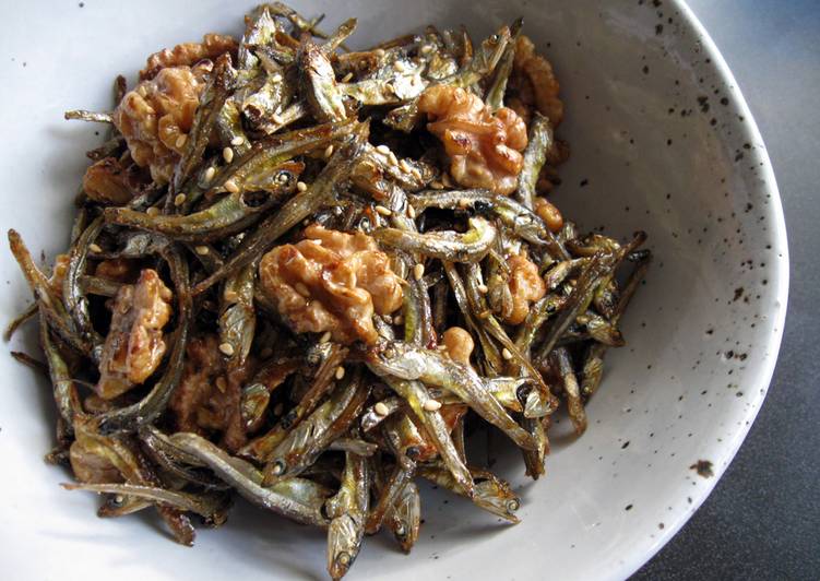 Simple Way to Make Homemade Scrumptious Dried Sardines &amp; Walnuts