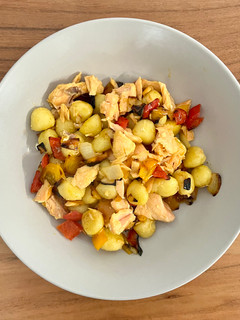 Una foto de 🫑 Gnocchi con verduras y salmón al curry 🐟