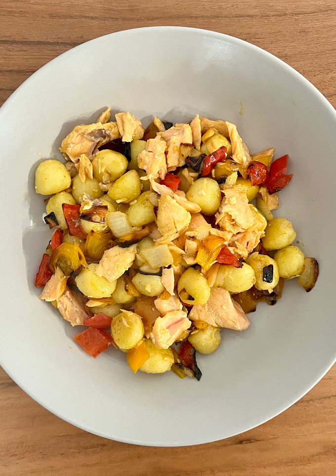 Una foto de 🫑 Gnocchi con verduras y salmón al curry 🐟