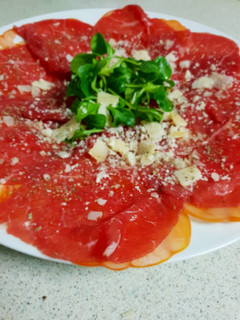 Una foto de Carpaccio de tomate y ternera