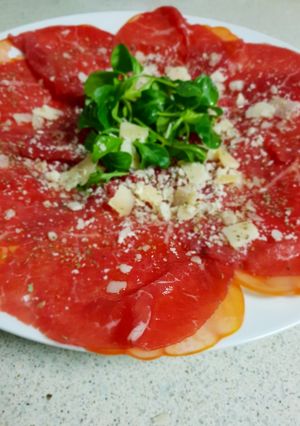 Una foto de Carpaccio de tomate y ternera