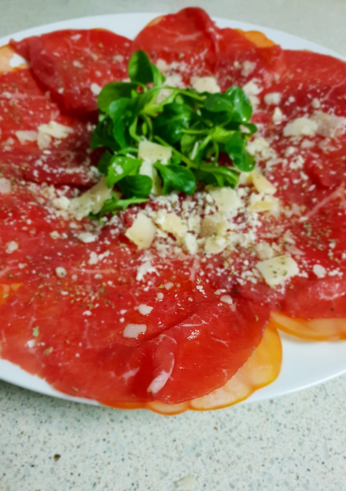 Una foto de Carpaccio de tomate y ternera