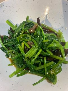 涼拌木耳菠菜|五辛素食 的食譜成品照片