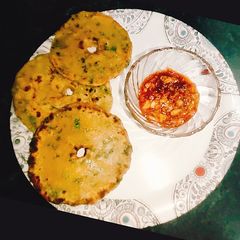 A picture of Palak-besan thalipeeth.