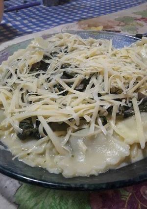 Una foto de Ravioles con crema de acelga 😊