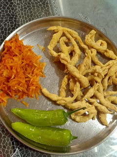 વણેલા ગાંઠીયા (Vanela Ganthiya Recipe In Gujarati) રેસીપી મુખ્ય ફોટો