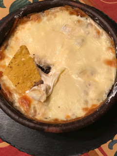 Una foto de Dip frijoles refritos y queso