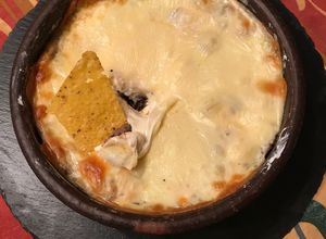 Una foto de Dip frijoles refritos y queso