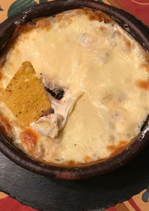 Una foto de Dip frijoles refritos y queso