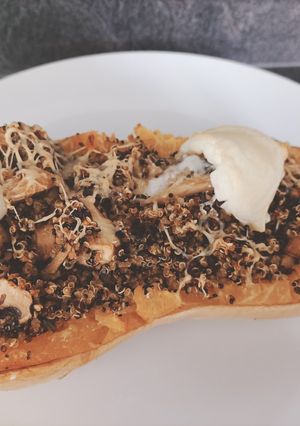 Une photo de Courge butternut farci au quinoa, champignons, gruyère et chèvre
