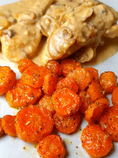Una foto de Solomillos de pollo con salsa de champiñones y queso azul