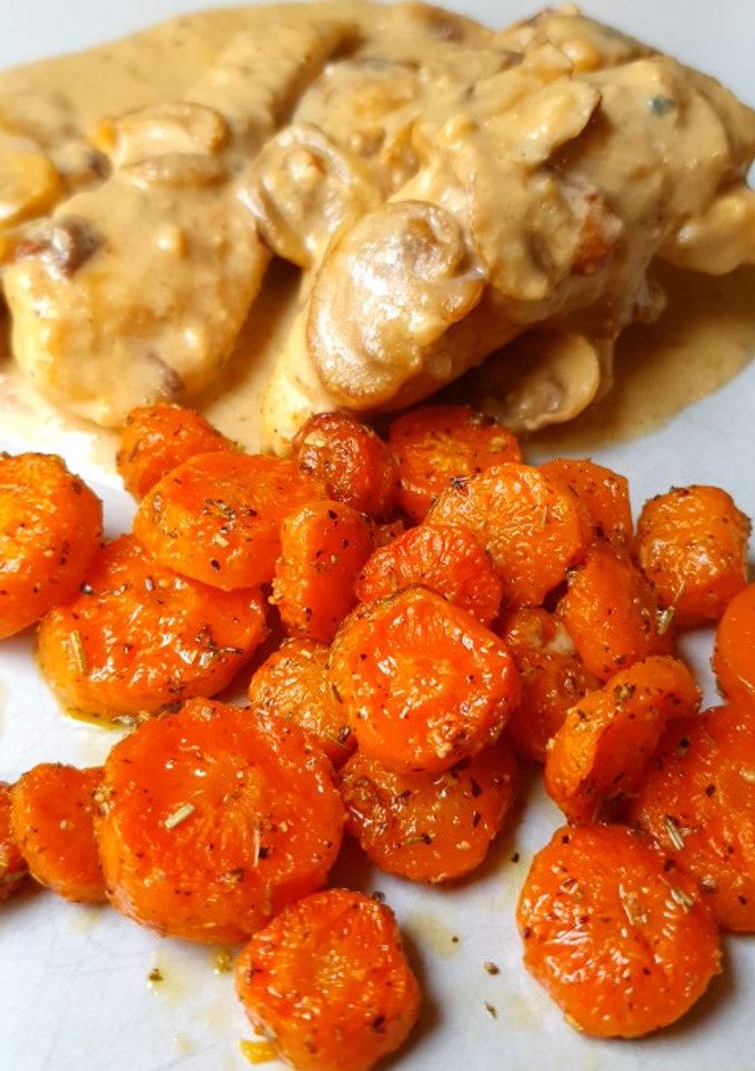Una foto de Solomillos de pollo con salsa de champiñones y queso azul