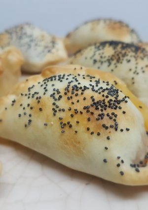 Una foto de Empanaditas picantes de queso y cebolla