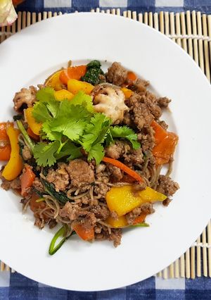 Hình của món Mì mè đen xào ngũ sắc.