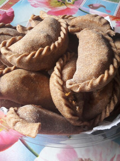 Una foto de Empanadas de pollo y brócoli con masa integral😉