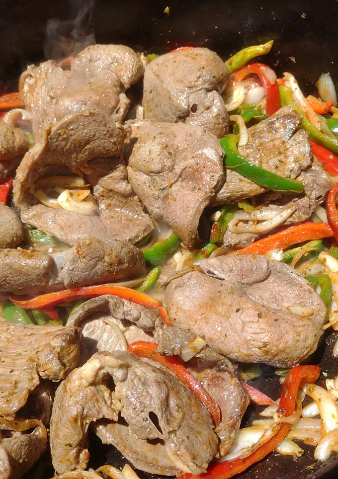 Una foto de Carne al disco con puré