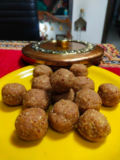 डाळवं खजुर लाडू (dalav khajur ladu recipe in marathi) रेसिपी चे मुख्य फोटो