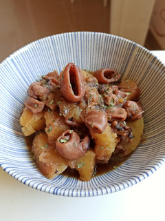 Una foto de Calamares encebollados con patatas