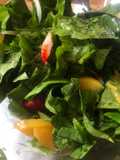 Ensalada de espinacas, durazno y fresas