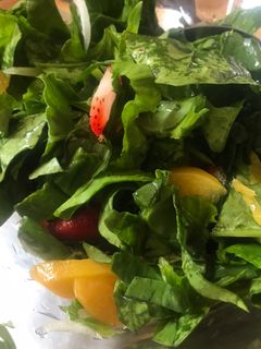 Una foto de Ensalada de espinacas, durazno y fresas