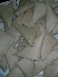 A picture of Dal ke samosay.
