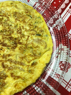 Una foto de Tortilla de calabacín con cebolla