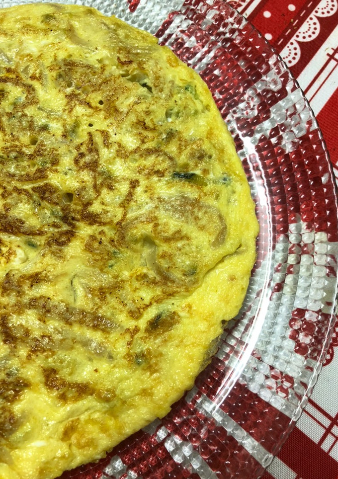 Una foto de Tortilla de calabacín con cebolla