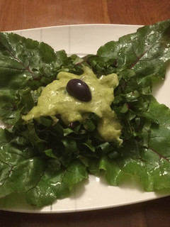 Una foto de Ensalada de hojas de betarraga con salsa de hierbas