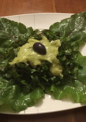 Una foto de Ensalada de hojas de betarraga con salsa de hierbas