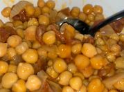 Una foto de garbanzos fritos con cebolla