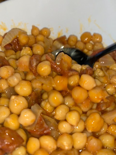 Una foto de Garbanzos fritos con chori en 5 minutos