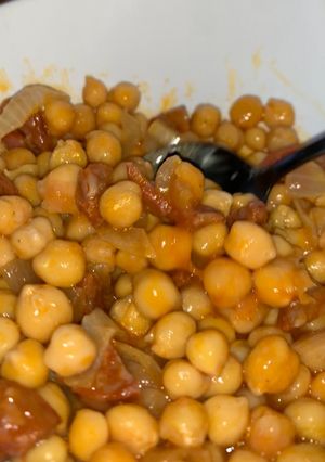 Una foto de Garbanzos fritos con chori en 5 minutos
