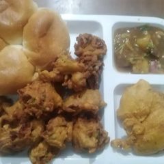 Pakora platter with mini bread A picture of Pakora platter with mini bread.