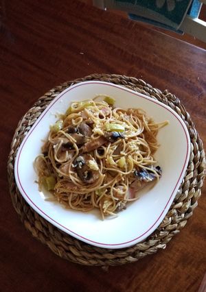 Una foto de Espaguetis integrales con calabacín y champiñón