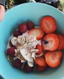 Yogur con frambuesa, fresa y cereal integral bajo en calorías